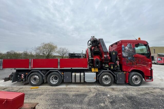 Volvo FH 540 8 x 2 inkl. Fassi F 1150 + Zange Bakker + Anhänger Lyma ...